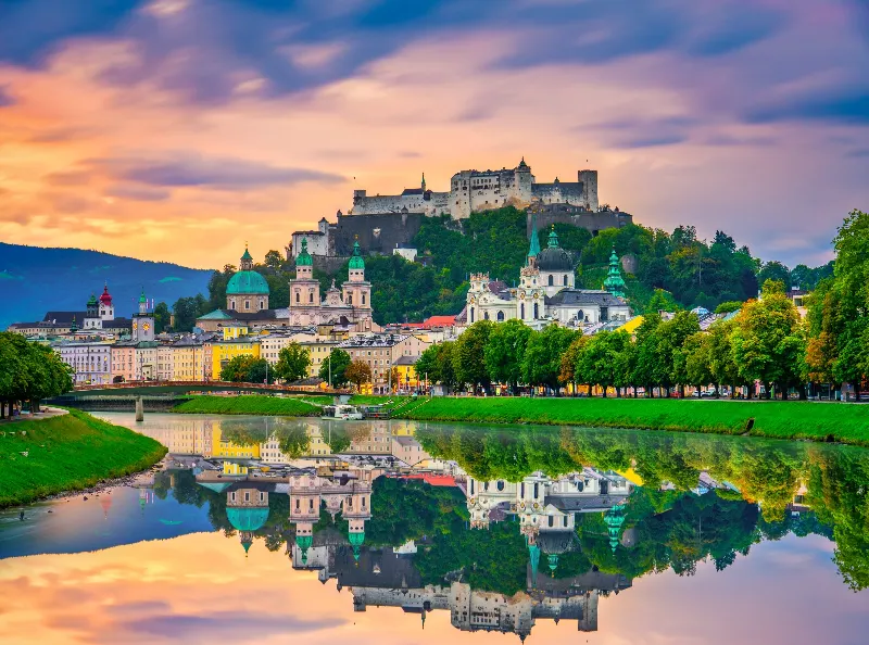 Blick über Salzburg und die umliegenden Berge
