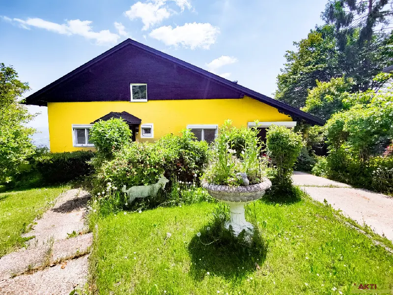 Charmantes Haus in erhöhter Lage mit Weitblick und Potenzial.