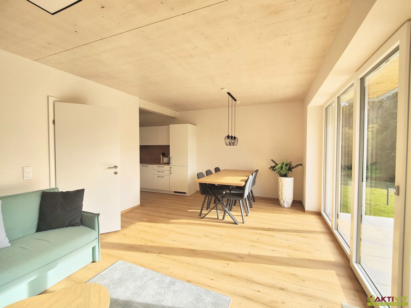 Anlageobjekt am Wörthersee: Neues, voll möbliertes Ferienhaus mit Dachterrasse, Garten und Carport